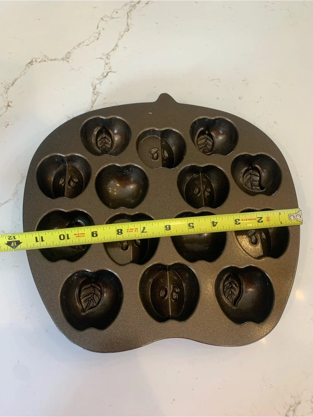 Nordic Ware Apple Cakelet Pan Molded USA Bronzed Harvest Cupcakes.